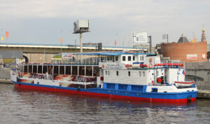 progulka-na-teplohode-ogni-stolicy-s-kalyanom-i-uzhinom-na-bortu-06