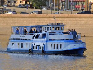 progulka-na-teplohode-vdohnovenie-s-prosmotrom-salyuta-v-den-rossii-ot-moskva-siti-02