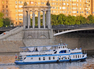 progulka-na-teplohode-vdohnovenie-s-prosmotrom-salyuta-v-den-rossii-ot-moskva-siti-03