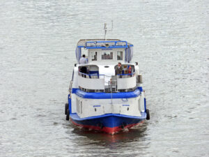 progulka-na-teplohode-vdohnovenie-s-prosmotrom-salyuta-v-den-rossii-ot-moskva-siti-04