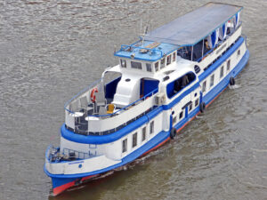 progulka-na-teplohode-vdohnovenie-s-prosmotrom-salyuta-v-den-rossii-ot-moskva-siti-05