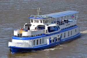 progulka-na-teplohode-vdohnovenie-s-prosmotrom-salyuta-v-den-rossii-ot-moskva-siti-06