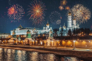 progulka-na-teplokhode-moskva-river-s-prosmotrom-salyuta-v-chest-dnya-rossii-01