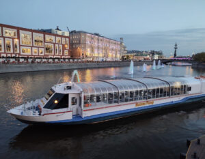 progulka-na-teplokhode-moskva-river-s-prosmotrom-salyuta-v-chest-dnya-rossii-02