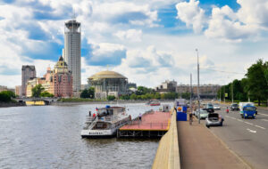 progulka-na-teplokhode-po-tsentralnomu-marshrutu-moskvy-ot-prichala-novospasskiy-most-02