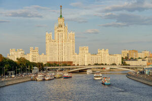 progulka-na-teplokhode-po-tsentralnomu-marshrutu-moskvy-ot-prichala-novospasskiy-most-03