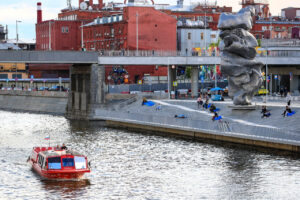 progulka-na-teplokhode-s-prosmotrom-salyuta-v-chest-dnya-rossii-04