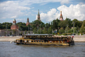 progulka-po-moskve-reke-na-dizaynerskom-teplokhode-moris-ot-kievskogo-vokzala-02