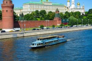progulka-po-moskve-reke-na-dizaynerskom-teplokhode-volna-ot-parka-gorkogo-01