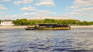 progulka-po-moskve-reke-na-teplokhode-restorane-moris-ot-moskva-siti-01