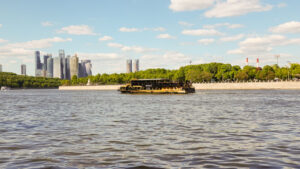 progulka-po-moskve-reke-na-teplokhode-restorane-moris-ot-moskva-siti-02