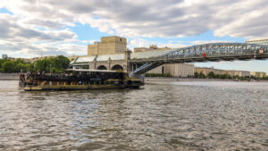 progulka-po-moskve-reke-na-teplokhode-restorane-moris-ot-moskva-siti-03