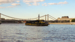 progulka-po-moskve-reke-na-teplokhode-restorane-moris-ot-moskva-siti-04