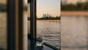 progulka-po-moskve-reke-na-teplokhode-restorane-moris-ot-moskva-siti-07