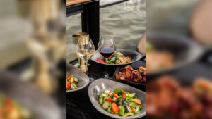 progulka-po-moskve-reke-na-teplokhode-restorane-moris-ot-moskva-siti-08