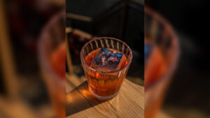 progulka-po-moskve-reke-na-teplokhode-restorane-moris-ot-moskva-siti-09