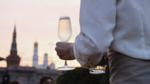 progulka-po-moskve-reke-na-teplokhode-restorane-moris-ot-moskva-siti-11