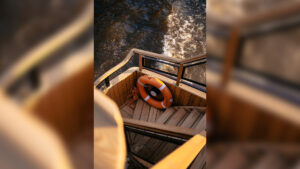 progulka-po-moskve-reke-na-teplokhode-restorane-moris-ot-moskva-siti-12