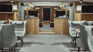 progulka-po-moskve-reke-na-teplokhode-restorane-moris-ot-moskva-siti-15