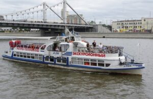 progulka-po-moskve-reke-s-prosmotrom-salyuta-na-den-goroda-ot-prichala-park-gorkogo-maliy-02