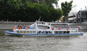 progulka-po-moskve-reke-s-prosmotrom-salyuta-na-den-goroda-ot-prichala-park-gorkogo-maliy-03