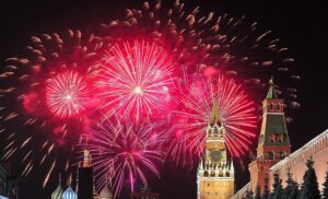 prosmotr-prazdnichnogo-salyuta-na-den-goroda-ot-prichala-patriarshiy-most-01