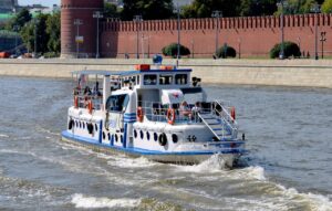 prosmotr-prazdnichnogo-salyuta-na-den-goroda-ot-prichala-patriarshiy-most-02