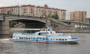 prosmotr-prazdnichnogo-salyuta-na-den-goroda-ot-prichala-patriarshiy-most-03