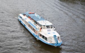 prosmotr-salyuta-9-maya-2019-goda-s-teplohoda-alina-bravo-02