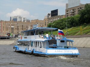 prosmotr-salyuta-9-maya-2019-goda-s-teplohoda-alina-prima-02