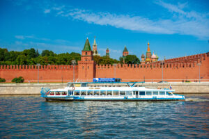 prosmotr-salyuta-9-maya-2022-c-teplokhoda-alina-prima-ot-prichala-krymskiy-most-03