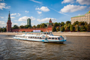 prosmotr-salyuta-9-maya-c-teplokhoda-alina-bravo-ot-prichala-krymskiy-most-03