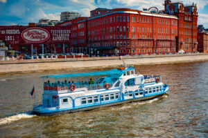 prosmotr-salyuta-9-maya-c-teplokhoda-alina-tango-ot-khrama-khrista-spasitelya-02