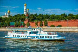 prosmotr-salyuta-9-maya-c-teplokhoda-alina-tango-ot-khrama-khrista-spasitelya-03