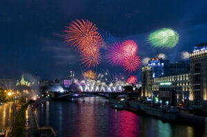 prosmotr-salyuta-9-maya-c-teplokhoda-restorana-organizator-ot-prichala-kievskiy-vokzal-01