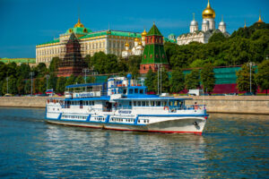 prosmotr-salyuta-9-maya-c-teplokhoda-restorana-organizator-ot-prichala-kievskiy-vokzal-02