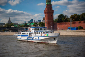 prosmotr-salyuta-9-maya-c-teplokhoda-restorana-rio-ot-prichala-park-gorkogo-03