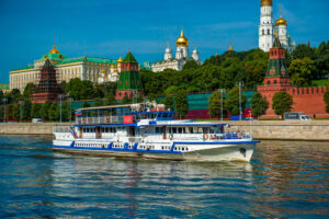 prosmotr-salyuta-9-maya-c-teplokhoda-restorana-veschiy-oleg-ot-prichala-park-gorkogo-02