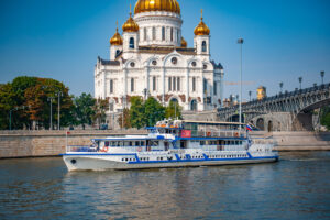 prosmotr-salyuta-9-maya-c-teplokhoda-restorana-veschiy-oleg-ot-prichala-park-gorkogo-03