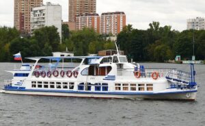 prosmotr-salyuta-9-maya-c-teplokhoda-vis-ot-prichala-park-gorkogo-02