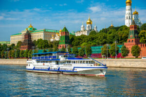 prosmotr-salyuta-9-maya-na-teplokhode-restorane-mikhail-sespel-ot-prichala-park-gorkogo-03