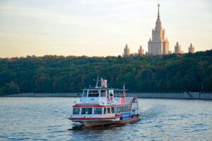 prosmotr-salyuta-9-maya-s-borta-teplohoda-v-parke-gorkogo-01