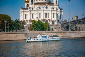 prosmotr-salyuta-9-maya-s-teplokhoda-egoriy-ot-prichala-khram-khrista-spasitelya-02