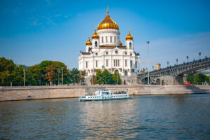 prosmotr-salyuta-9-maya-s-teplokhoda-egoriy-ot-prichala-khram-khrista-spasitelya-03