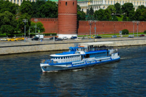 prosmotr-salyuta-9-maya-teplokhoda-restorana-om-349-ot-prichala-kievskiy-vokzal-02