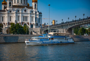 prosmotr-salyuta-9-maya-teplokhoda-restorana-om-349-ot-prichala-kievskiy-vokzal-03