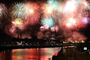 prosmotr-salyuta-na-den-goroda-na-teplokhode-restorane-kievskiy-vokzal-01