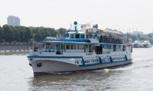 prosmotr-salyuta-na-den-goroda-na-teplokhode-restorane-kievskiy-vokzal-02