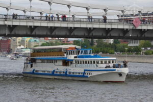 prosmotr-salyuta-na-den-goroda-na-teplokhode-restorane-kievskiy-vokzal-03