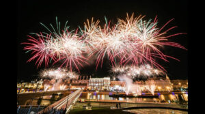 prosmotr-salyuta-na-den-goroda-ot-prichala-tspkio-na-bortu-teplokhoda-01